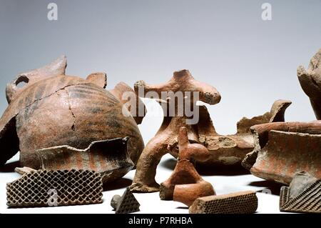 CUEVA PINTADA DE GALDAR: RESTOS Y PIEZAS DE CERAMICA. VASIJAS Y FIGURAS.  GALDAR, GRAN CANARIA, ESPAÑA. Stock Photo