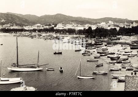 Embarcaciones de pesca en la playa de Sant Feliu de Guíxols (Girona). Año 1930. Tarjeta postal. Stock Photo