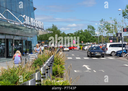 Silverburn, Scotland, UK - July 06, 2018: Silverburn Retail Park busy with shoppers and cars in unusually hot summer weather for Scotland. Stock Photo