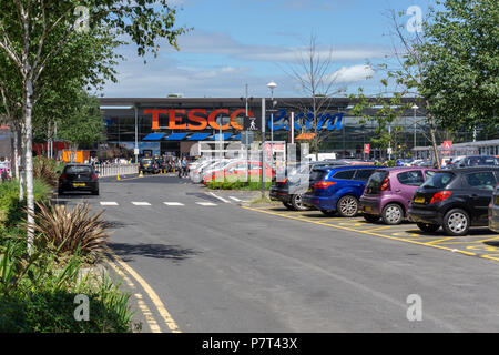 Silverburn, Scotland, UK - July 06, 2018: Silverburn retail park with Tesco carpark busy with cars and shoppers on a unusually  hot sunny day. Stock Photo