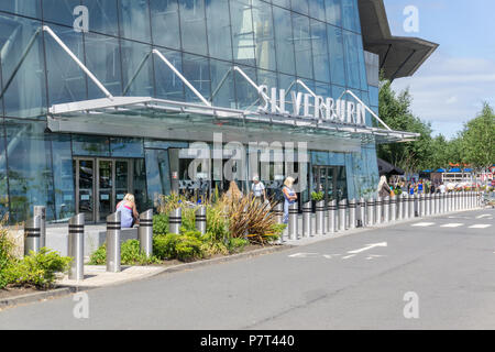 Silverburn, Scotland, UK - July 06, 2018: Silverburn Retail Park busy with shoppers and cars in unusually hot summer weather for Scotland. Stock Photo