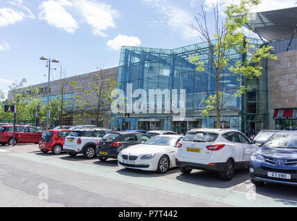 Silverburn, Scotland, UK - July 06, 2018: Silverburn Retail Park busy with shoppers and cars in unusually hot summer weather for Scotland. Stock Photo