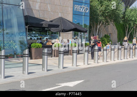 Silverburn, Scotland, UK - July 06, 2018: People taking advantage of the unusual hot weather in Silverburn Retail Park. Stock Photo