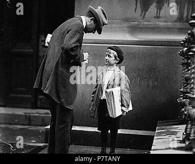 English: Boy selling newspapers by Lewis Hine (1874-1940) . circa 1910 54 Boy selling newspapers, by Lewis Hine Stock Photo