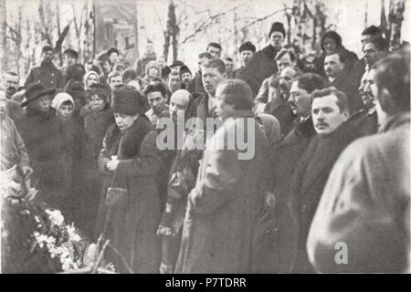 :  . .,  . .    ..   . English: Vladimir Lenin, Anna Elizarova at the funeral of Mark Elizarov at the Volkovo cemetery. 13 March 1919 166 Funeral of Mark Elizarov 5 Stock Photo