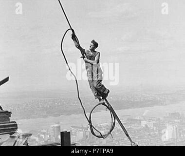 English: Cable worker, by Lewis Hine (1874-1940) . circa 1910 58 Cable worker, by Lewis Hine Stock Photo