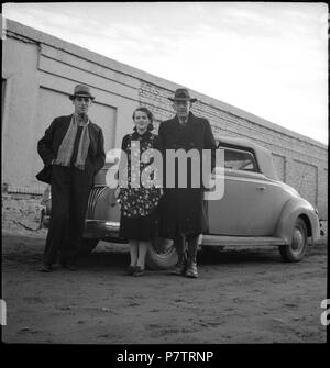 Afghanistan, Kabul: Menschen; Zwei Männer und eine Frau vor dem Ford. from 1939 until 1940 65 CH-NB - Afghanistan, Kabul- Menschen - Annemarie Schwarzenbach - SLA-Schwarzenbach-A-5-21-123 Stock Photo