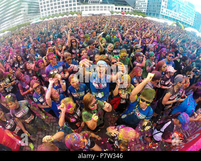 Beijing, Philippines. 7th July, 2018. People gather after the Color Manila Superhero Run in Pasay City, the Philippines, July 7, 2018. Thousands of people participated in the fun run aiming to promote a healthier lifestyle. Credit: Rouelle Umali/Xinhua/Alamy Live News