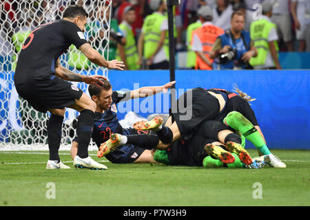 Sochi, Eussia. 07th July, 2018. collective final jubilation, players pounce on Ivan RAKITIC (CRO) and Danijel SUBASIC (goalkeeper CRO), action, jubilation, joy, enthusiasm, penalty shootout. Action, Russia (RUS) - Croatia (CRO) 5-6 iE quarter-finals, Round of Eight, game 59 on 07.07.2018 in Sochi, Sochi Fisht Stadium. Football World Cup 2018 in Russia from 14.06. - 15.07.2018. | usage worldwide Credit: dpa/Alamy Live News Stock Photo