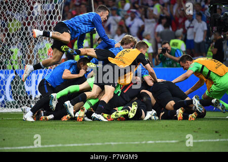 Sochi, Eussia. 07th July, 2018. collective final jubilation, players pounce on Ivan RAKITIC (CRO) and Danijel SUBASIC (goalkeeper CRO), action, jubilation, joy, enthusiasm, penalty shootout. Action, Russia (RUS) - Croatia (CRO) 5-6 iE quarter-finals, Round of Eight, game 59 on 07.07.2018 in Sochi, Sochi Fisht Stadium. Football World Cup 2018 in Russia from 14.06. - 15.07.2018. | usage worldwide Credit: dpa/Alamy Live News Stock Photo