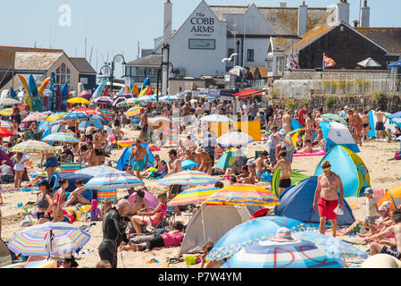 Lyme Regis, Dorset, UK. 8th July 2018.  UK Weather: Another scorching hot and sunny Sunday in Lyme Regis. The Jurassic Coast roasts again as visitors and locals flock to the beach on yet another sizzling Sunday on the south coast. Credit:  Celia McMahon/Alamy Live News