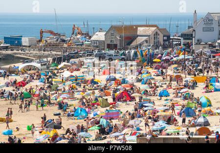 Lyme Regis, Dorset, UK. 8th July 2018.  UK Weather: Another scorching hot and sunny Sunday in Lyme Regis. The Jurassic Coast roasts again as visitors and locals flock to the beach on yet another sizzling Sunday on the south coast. Credit:  Celia McMahon/Alamy Live News
