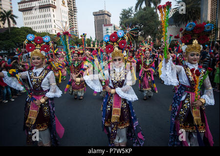 Jakarta, Indonesia. 8th July, 2018. Participants with traditional costumes perform on a street during the culture parade of the Jakarta Carnival commemorating the 491st anniversary of Jakarta, in Jakarta, Indonesia, on July 8, 2018. Credit: Veri Sanovri/Xinhua/Alamy Live News Stock Photo
