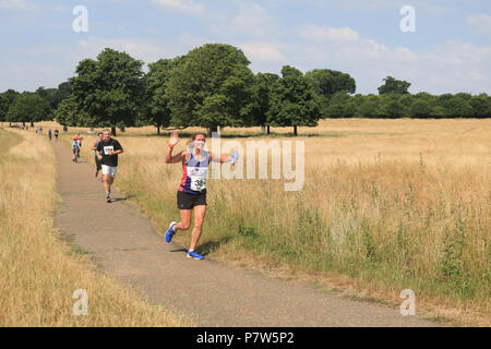 London 8th July 2018.  Joggers in Richmond Park  on another hot scorching sunny day as the prolonged heatwave and   high temperatures show no signs of abatingCredit: amer ghazzal/Alamy Live News Stock Photo