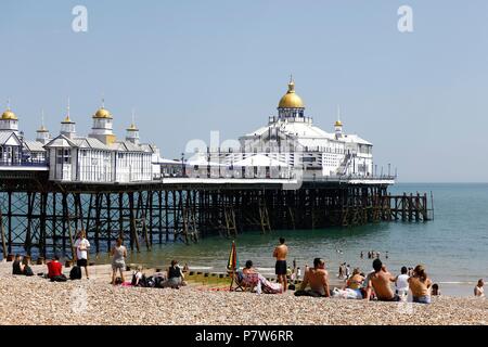Eastbourne, UK. 8th Jul 2018. UK weather. Day trippers enjoy another fine day by the pier at Eastbourne, East Sussex, UK. Credit: Ed Brown/Alamy Live News Stock Photo