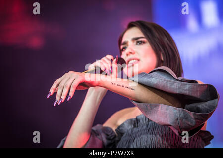 Roskilde, Denmark. 7 July 2018. . The English singer and songwriter Dua Lipa performs a live concert during the Danish music festival Roskilde Festival 2018. Here a tattoo on the arm saying This Means Nothing. (Photo credit: Gonzales Photo - Thomas Rasmussen). Credit: Gonzales Photo/Alamy Live News Stock Photo