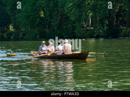 River Thames, Hampton Wick, London, England, United Kingdom, 8th July 2018. UK weather: people enjoy themselves in a rowing boat on the Thames River on a Sunday morning in the heatwave Stock Photo
