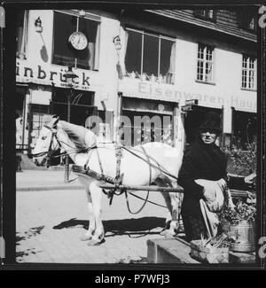 Freie Stadt Danzig, Danzig (Gdansk): Strassenszene (Lokalisierung unsicher); Blumenverkäuferin; weisses Pferd mit Kutsche; Häuser. 1937 71 CH-NB - Freie Stadt Danzig, Danzig (Gdansk)- Strassenszene (Lokalisierung unsicher) - Annemarie Schwarzenbach - SLA-Schwarzenbach-A-5-13-048 Stock Photo