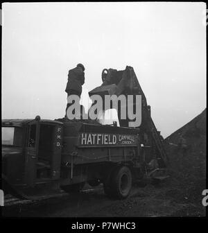 USA, Cincinnati/OH: Hafen; Lastwagen beim Verladen. February 1938 85 CH-NB - USA, Cincinnati-OH- Hafen - Annemarie Schwarzenbach - SLA-Schwarzenbach-A-5-10-079 Stock Photo