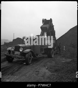 USA, Cincinnati/OH: Hafen; Lastwagen beim Verladen. February 1938 85 CH-NB - USA, Cincinnati-OH- Hafen - Annemarie Schwarzenbach - SLA-Schwarzenbach-A-5-10-080 Stock Photo