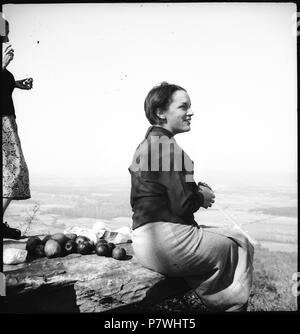 USA, Monteagle/TN: Highlander Folk School; Eine Frau sitzt auf einem Felsen. from 1936 until 1938 86 CH-NB - USA, Monteagle-TN- Highlander Folk School - Annemarie Schwarzenbach - SLA-Schwarzenbach-A-5-10-123 Stock Photo
