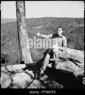 USA, Monteagle/TN: Highlander Folk School; Myles Horton sitzend auf einem Felsen. from 1936 until 1938 86 CH-NB - USA, Monteagle-TN- Highlander Folk School - Annemarie Schwarzenbach - SLA-Schwarzenbach-A-5-10-115 Stock Photo