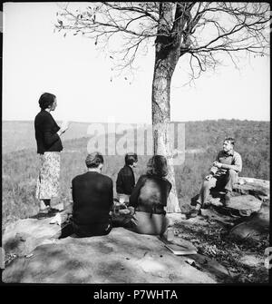 USA, Monteagle/TN: Highlander Folk School; Eine Gruppe Menschen, darunter Myles Horton, auf einem Felsen sitzend. from 1936 until 1938 86 CH-NB - USA, Monteagle-TN- Highlander Folk School - Annemarie Schwarzenbach - SLA-Schwarzenbach-A-5-10-120 Stock Photo