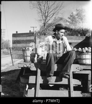 USA, Monteagle/TN: Menschen; Mann sitzt auf einem Wagen beladen mit Äpfeln. from 1936 until 1938 86 CH-NB - USA, Monteagle-TN- Menschen - Annemarie Schwarzenbach - SLA-Schwarzenbach-A-5-10-165 Stock Photo