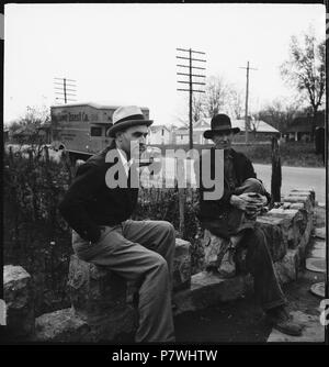 USA, Monteagle/TN: Menschen; Zwei Männer sitzend am Strasssenrand. from 1936 until 1938 86 CH-NB - USA, Monteagle-TN- Menschen - Annemarie Schwarzenbach - SLA-Schwarzenbach-A-5-10-166 Stock Photo