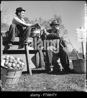 USA, Monteagle/TN: Menschen; Männer beim Abladen von Äpfeln. from 1936 until 1938 86 CH-NB - USA, Monteagle-TN- Menschen - Annemarie Schwarzenbach - SLA-Schwarzenbach-A-5-10-164 Stock Photo