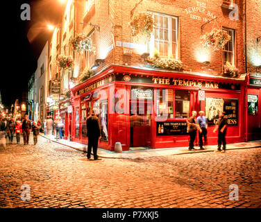 The Temple Bar Pub at night, Temple Bar, Dublin, Republic of Ireland Stock Photo