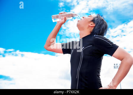 Sportsman drinking pure water when take break or rest time, Relax and Sport concept Stock Photo
