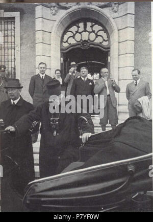 English: Paul von Hindenburg in early 1934. Depicted whilst getting in his car in order to leave his mansion in Neudeck, East Prussia. In the foreground: Hindenburg's son Oskar helping his father into the car. In the Background: Hindenburg's aide de camp von der Schulenburg, von Tschirschky (assistant to Vice-Chancellor von Papen), Margarete von Hindenburg (Hindenburgs daughter in law), Vice-Chancellor von Papen, Secretaries of State Meissner, Riedel and Körner. Français : Paul von Hindenburg, début de 1934 (quelques mois avant sa mort). Il est représenté entrant dans sa voiture alors qu'il qu Stock Photo