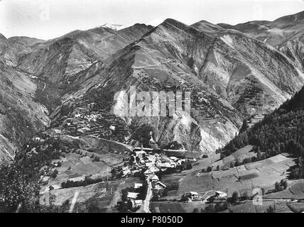 Français : Mont-de-Lans et lac du Chambon, carte postale ancienne (vers 1938 ). circa 1938 277 Mont de Lans et lac du Chambon Stock Photo