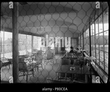 Nederlands: Beschrijving Apollolaan 2 Het interieur van café-restaurant Paviljoen Apollo (later Apollo Paviljoen genoemd). Documenttype foto Vervaardiger Guermonprez, Paul Collectie Collectie Paul Guermonprez Datering 1934 Geografische naam Apollolaan Gebouw Apollohal Inventarissen http://archief.amsterdam/archief/10016 Afbeeldingsbestand 010016000129 Generated with Dememorixer . 1934 305 Paul Guermonprez, Afb 010016000129 Stock Photo