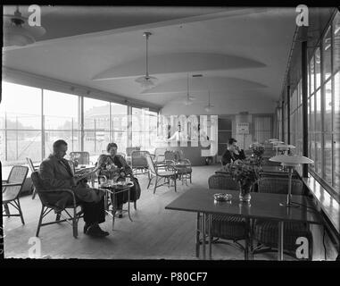 Nederlands: Beschrijving Apollolaan 2 Het interieur van café-restaurant Paviljoen Apollo (later Apollo Paviljoen genoemd). Documenttype foto Vervaardiger Guermonprez, Paul Collectie Collectie Paul Guermonprez Datering 1934 Geografische naam Apollolaan Gebouw Apollohal Inventarissen http://archief.amsterdam/archief/10016 Afbeeldingsbestand 010016000139 Generated with Dememorixer . 1934 305 Paul Guermonprez, Afb 010016000139 Stock Photo