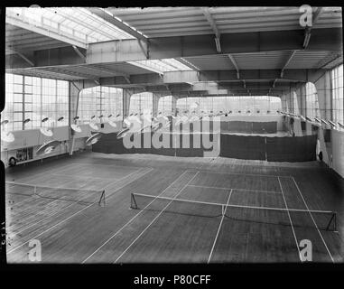 Nederlands: Beschrijving Apollohal Het interieur van sport- en tentoonstellingsgebouw Apollohal, Stadionweg 1-5. Documenttype foto Vervaardiger Guermonprez, Paul Collectie Collectie Paul Guermonprez Datering 1934 Geografische naam Stadionweg Gebouw Apollohal Inventarissen http://archief.amsterdam/archief/10016 Afbeeldingsbestand 010016000143 Generated with Dememorixer . 1934 305 Paul Guermonprez, Afb 010016000143 Stock Photo