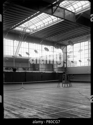 Nederlands: Beschrijving Apollohal Het interieur van sport- en tentoonstellingsgebouw Apollohal, Stadionweg 1-5. Documenttype foto Vervaardiger Guermonprez, Paul Collectie Collectie Paul Guermonprez Datering 1934 Geografische naam Stadionweg Gebouw Apollohal Inventarissen http://archief.amsterdam/archief/10016 Afbeeldingsbestand 010016000151 Generated with Dememorixer . 1934 305 Paul Guermonprez, Afb 010016000151 Stock Photo