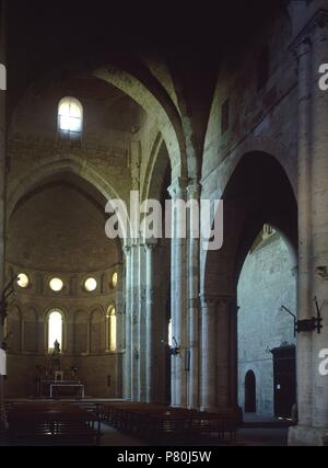 INTERIOR DE LA IGLESIA HACIA EL PRESBITERIO. Location: MONASTERIO DE IRACHE, AYEGUI, NAVARRA, SPAIN. Stock Photo