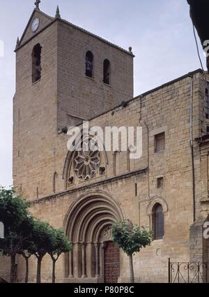 FACHADA DE LA IGLESIA DE SAN PEDRO. Location: ST. PETER'S CHURCH, OLITE, SPAIN. Stock Photo