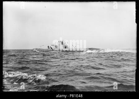 Onderzeeboot Hr. Ms. 010 (uit 1926) passeert met onder meer burgerbemanning aan dek Den Helder 1930 Catalogusnummer: RAA003012783 Collectie Regionaal Archief Alkmaar . 12 October 2011, 20:50 294 Onderzeeboot Hr. Ms. 010 (30512642794) Stock Photo