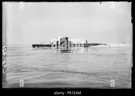 Onderzeeboot Hr. Ms. 010 (uit 1926) passeert met bemanning aan dek Den Helder 1930 Catalogusnummer: RAA003012784 Collectie Regionaal Archief Alkmaar . 12 October 2011, 20:50 294 Onderzeeboot Hr. Ms. 010 (31191050932) Stock Photo