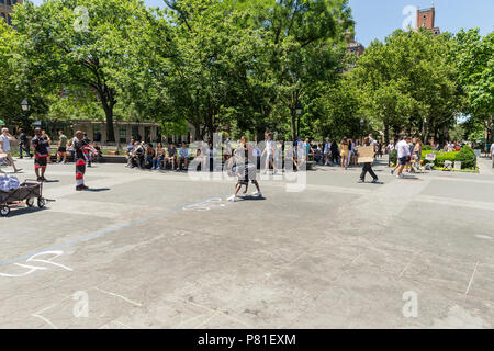 New York, United States. 07th July, 2018. New Yorkers enjoy pleasant summer weekend at Washington Square Park Credit: Lev Radin/Pacific Press/Alamy Live News