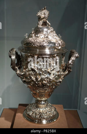 English: Exhibit in the Dallas Museum of Art, Dallas, Texas, USA. 7 May 2017, 17:45:57 100 Cup with cover, Paul de Lamerie, England, 1742, silver - Dallas Museum of Art - DSC05226 Stock Photo