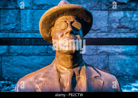 WASHINGTON DC, United States — Bust from a statue of President Franklin D. Roosevelt at the FDR Memorial in Washington DC. The Franklin Delano Roosevelt Memorial is a sprawling monument spread over 7.5 acres in the capital's West Potomac Park. The memorial, dedicated in 1997, serves as a tribute to the 32nd President of the United States, FDR, and his enduring influence on American history. Stock Photo