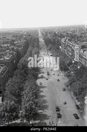 1954, historical, an overhead view of one of the grand tree-lined Boulevards in Paris, France. It is said that the French emperor Napoleon lined the streets with trees to enable his soldiers to march in the shade, but it was George-Eugene Haussmann who is known as the man who redesigned and rebuilt the capital who was more influential with wide the tree-lined avenues. Stock Photo