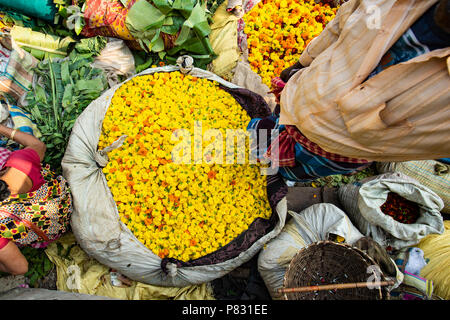 KOLKATA - INDIA - 20 JANUARY 2018. Customers and traders of huge Mullik Ghat Flower Market on old Indian street on January 20, 2018. More than 125 yea Stock Photo