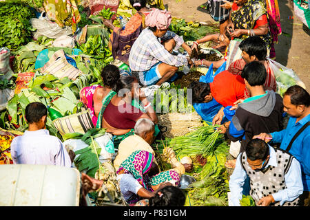 KOLKATA - INDIA - 20 JANUARY 2018. Customers and traders of huge Mullik Ghat Flower Market on old Indian street on January 20, 2018. More than 125 yea Stock Photo