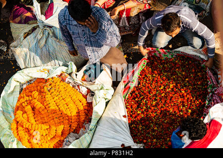 KOLKATA - INDIA - 20 JANUARY 2018. Customers and traders of huge Mullik Ghat Flower Market on old Indian street on January 20, 2018. More than 125 yea Stock Photo