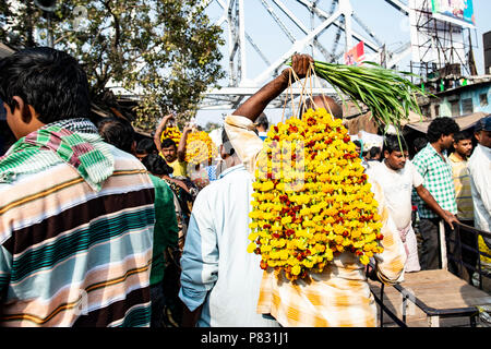 KOLKATA - INDIA - 20 JANUARY 2018. Customers and traders of huge Mullik Ghat Flower Market on old Indian street on January 20, 2018. More than 125 yea Stock Photo